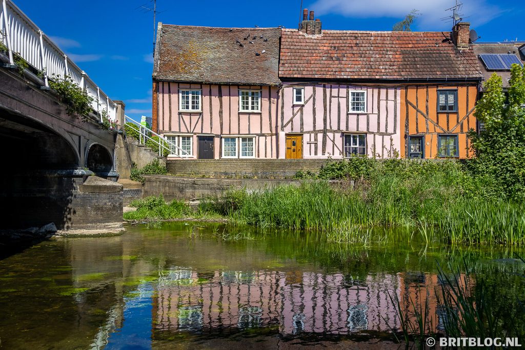 Vakwerkhuizen in Colchester aan de rivier.