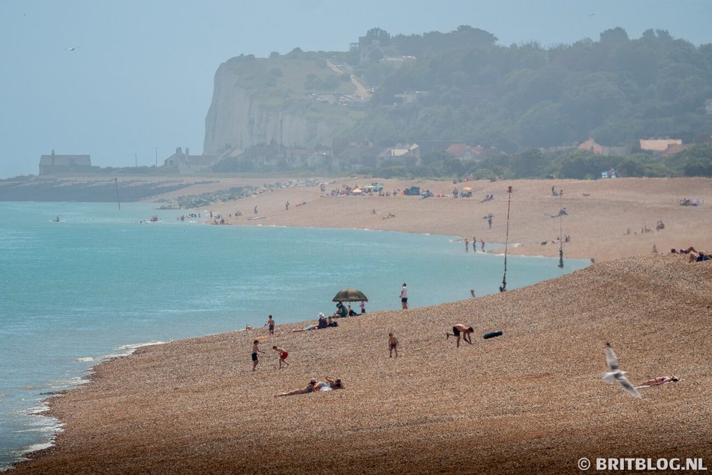 Het strand van Deal met zicht op de kliffen, Kent