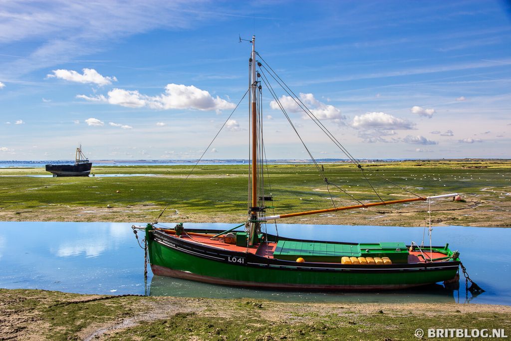 De kustlijn bij Leigh, met boten en droge vlaktes