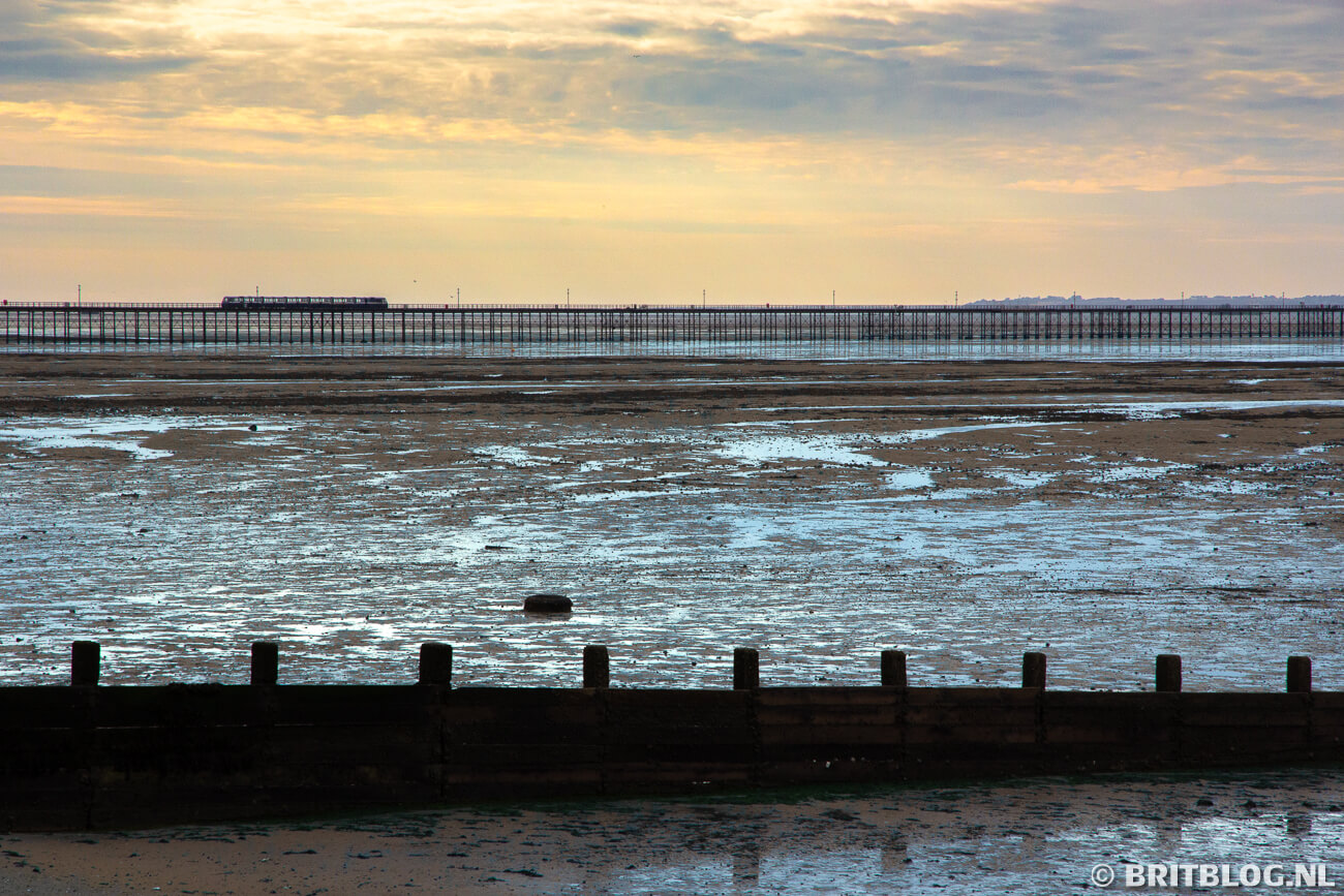 De trein over de pier van Southend-on-Sea tussen zee en zon.