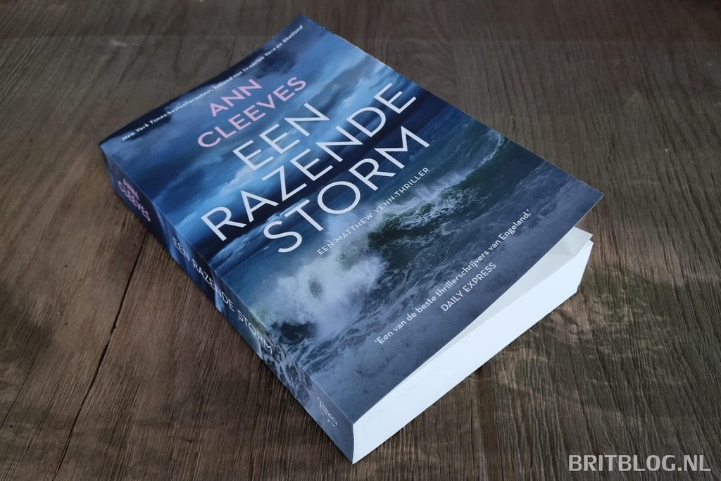 Boek Een razende storm – Ann Cleeves op een tafel