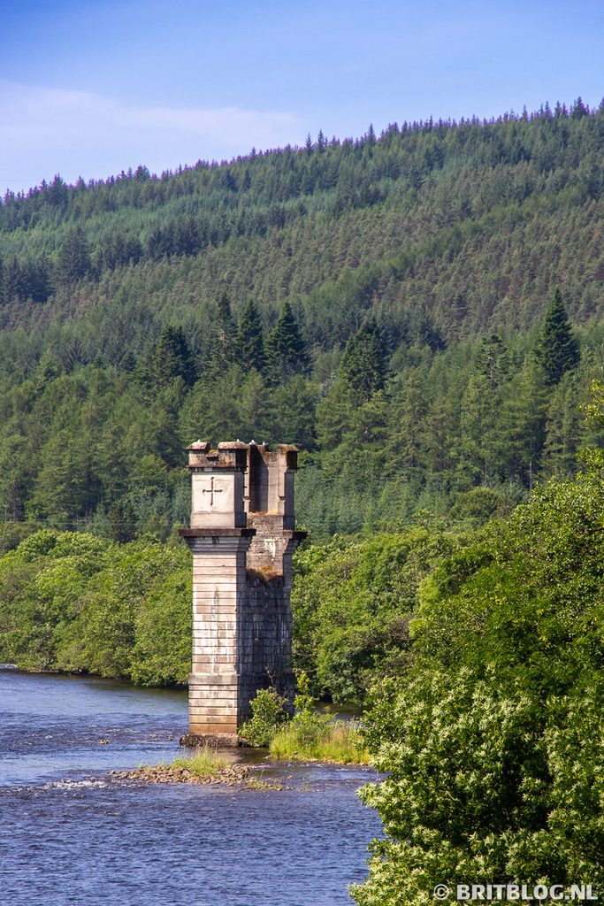 Overgebleven centrale pijler van het spoorwegviaduct van de Invergarry & Fort Augustus Railway.