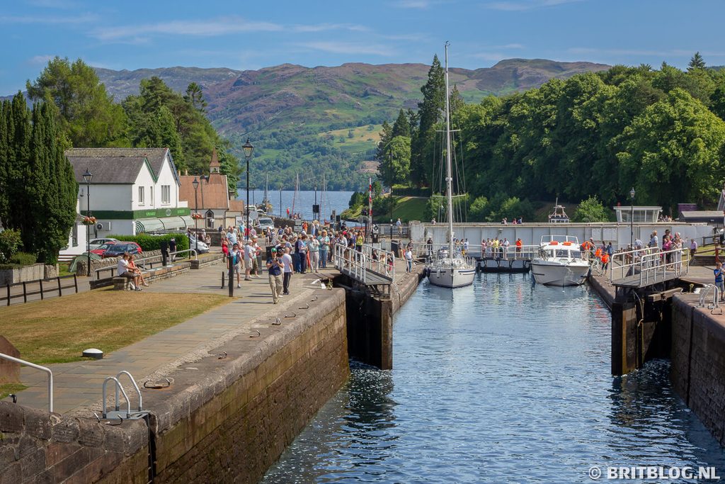 Zicht op bootjes in de Caledonian Canal en Loch Ness in Fort Augustus, Schotland.