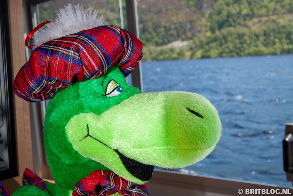 Een knuffelbeest van Nessie in een boot op Loch Ness