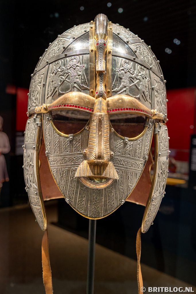 Sutton Hoo helmet replica in het Sutton Hoo Museum in Suffolk.