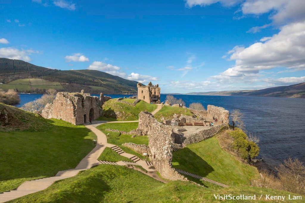 De ruïnes van Urquhart Castle met daarachter Loch Ness.