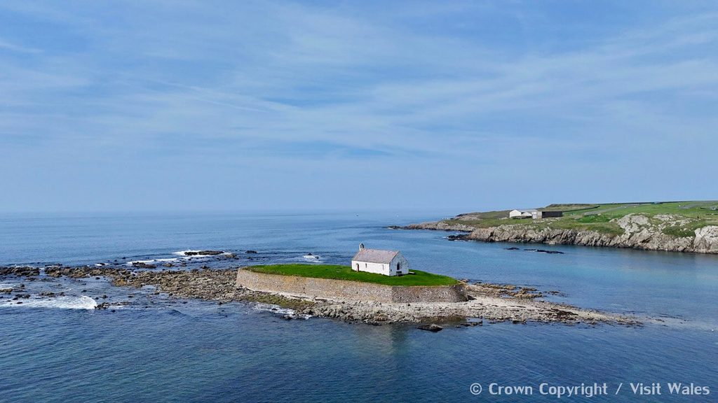 Een kerk op een eilandje in het water: Eglwys Cwyfan